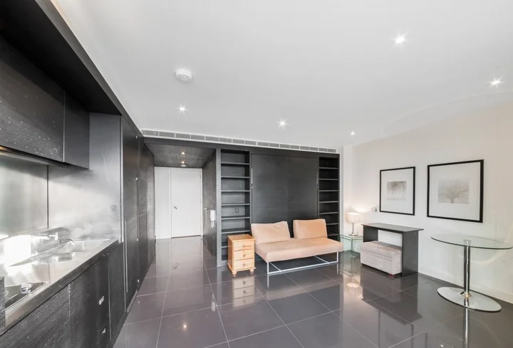 Flat Pan Peninsula Square in Greater London
