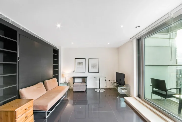 Flat Pan Peninsula Square in Greater London