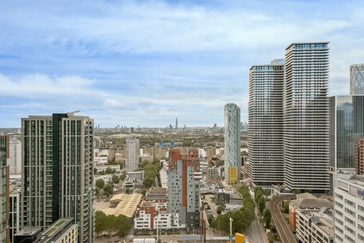 Flat Pan Peninsula Square in Greater London