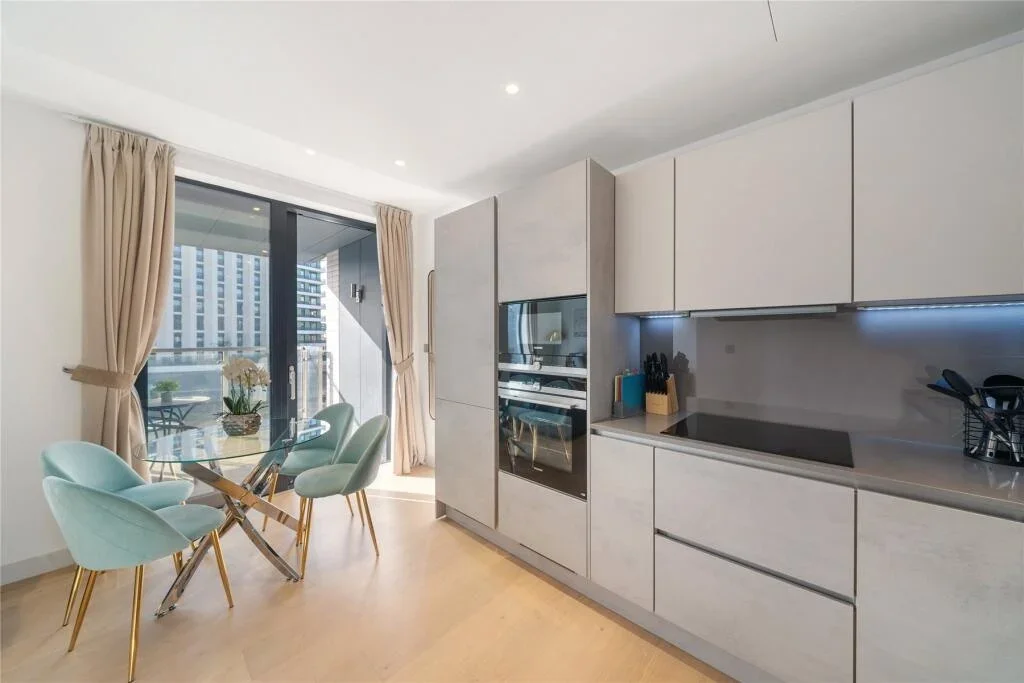 Flat Sutherland Street in City of Westminster