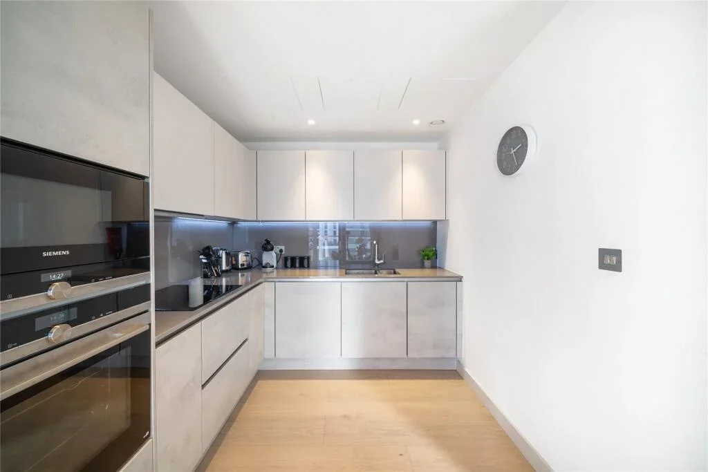 Flat Sutherland Street in City of Westminster