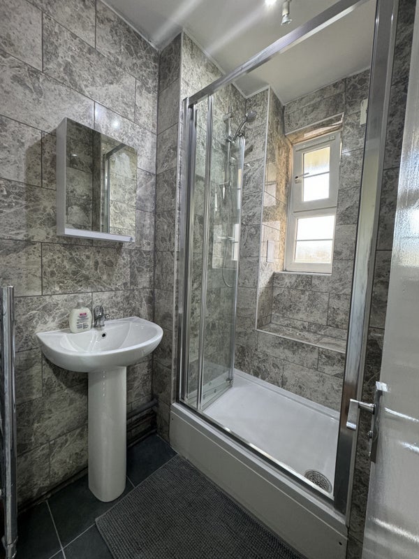 Room Shandy Street in Greater London