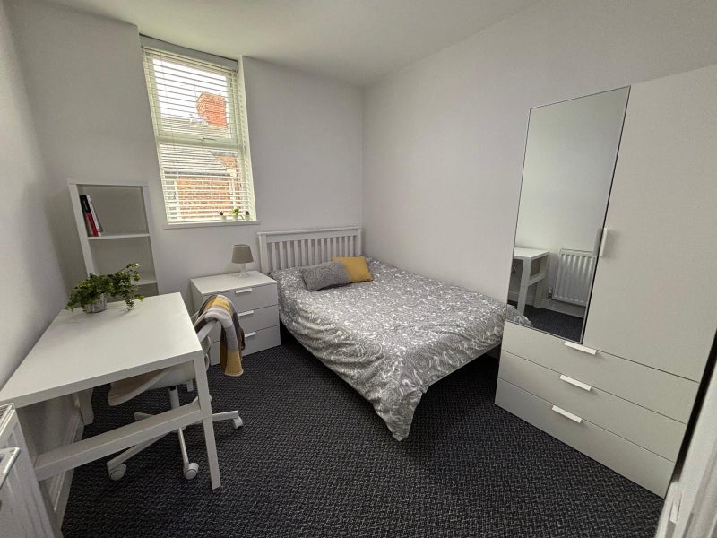 Room Edinburgh Road in Liverpool