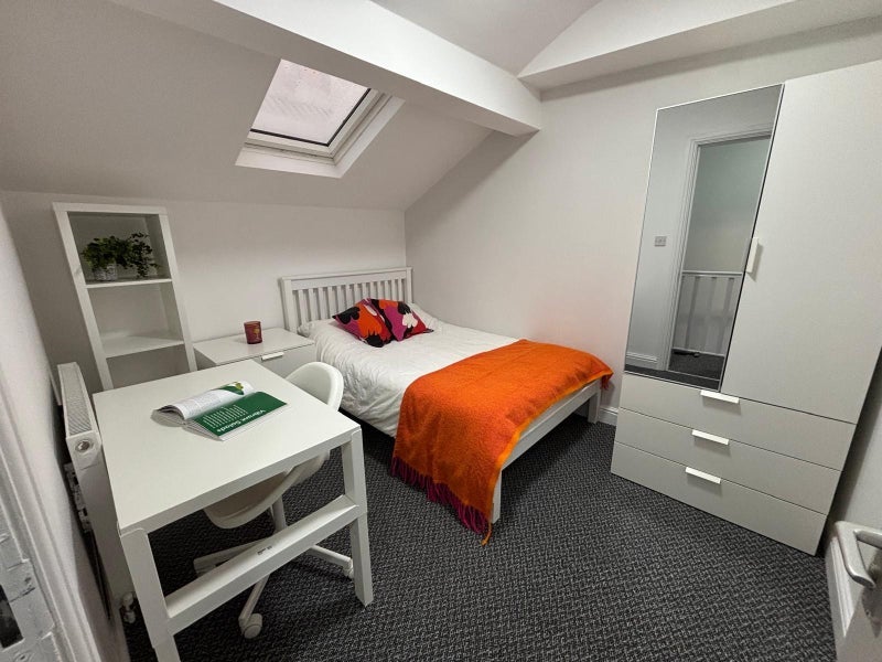 Room Edinburgh Road in Liverpool