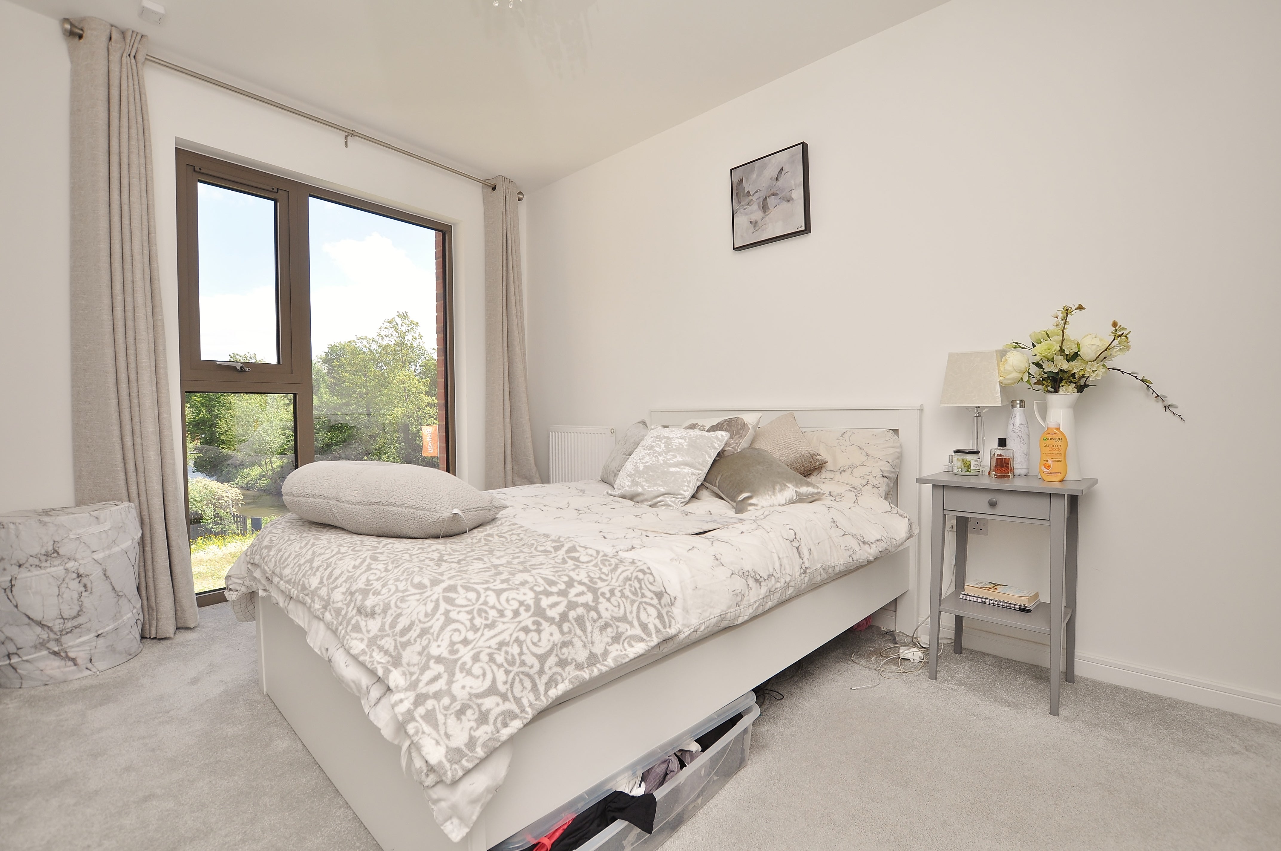 Flat Walnut Tree Close in Guildford