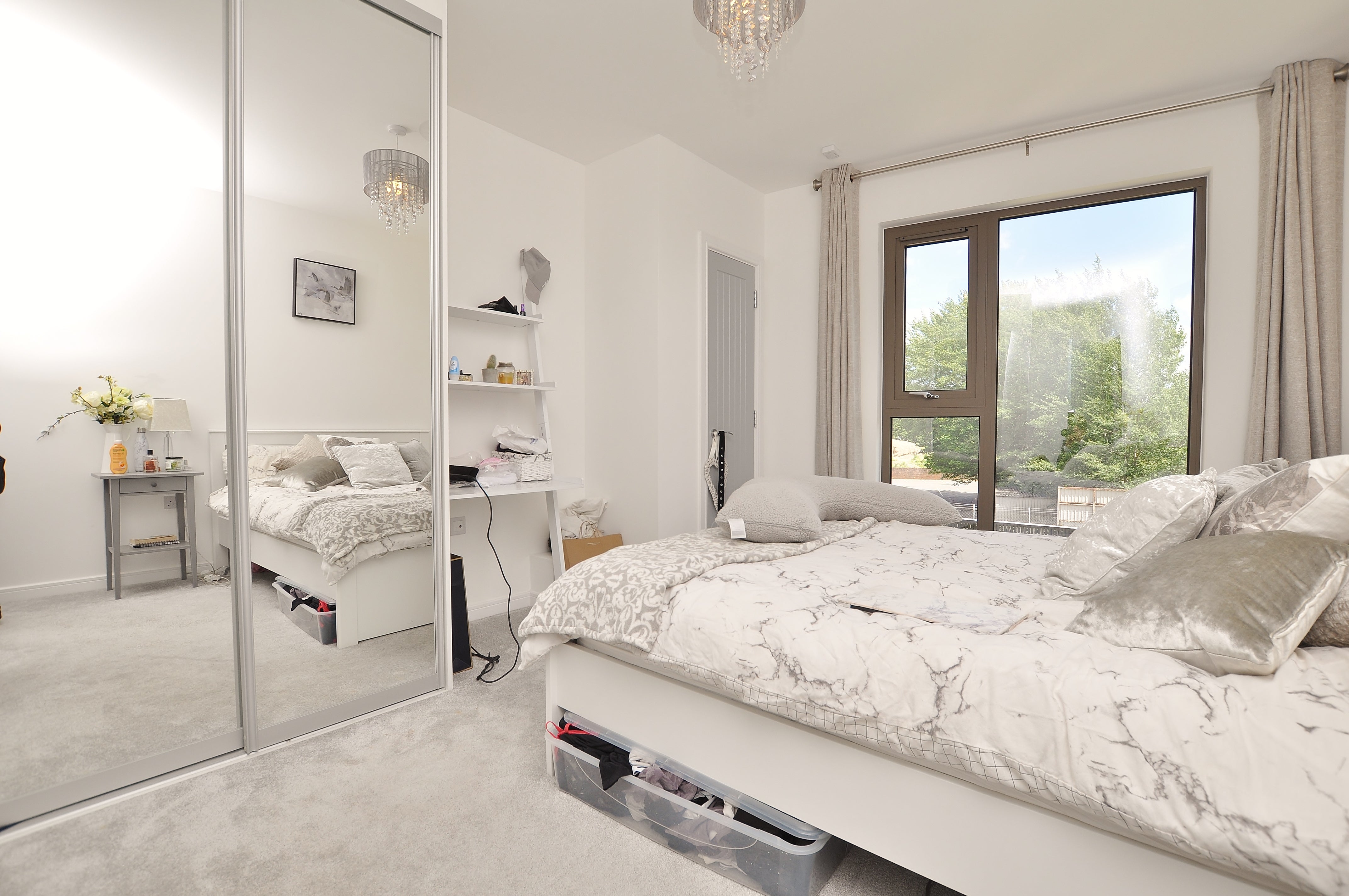 Flat Walnut Tree Close in Guildford