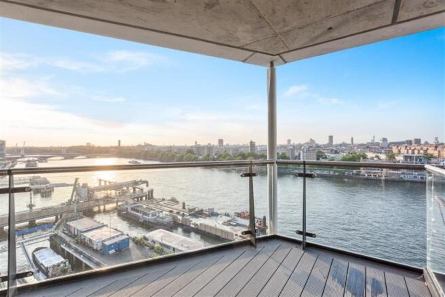 Flat Nine Elms Lane in Greater London