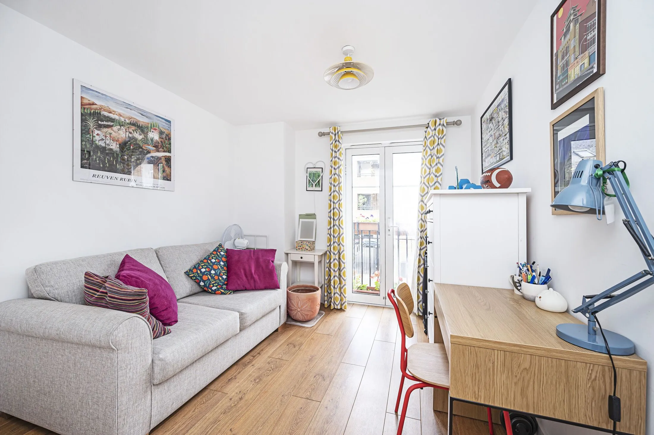 Flat Seddon Street in Greater London