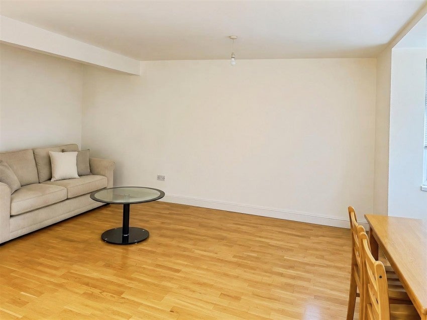 Flat King George's Avenue in Watford