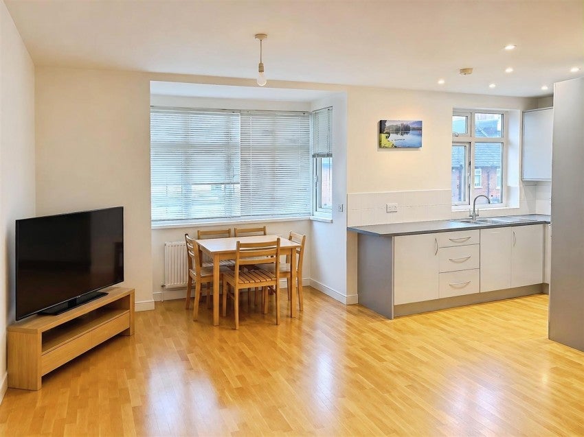 Flat King George's Avenue in Watford