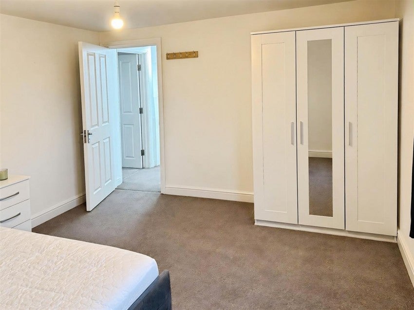 Flat King George's Avenue in Watford