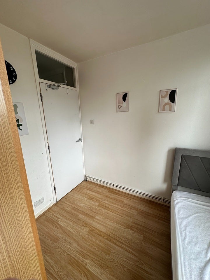 Room Cable Street in Greater London
