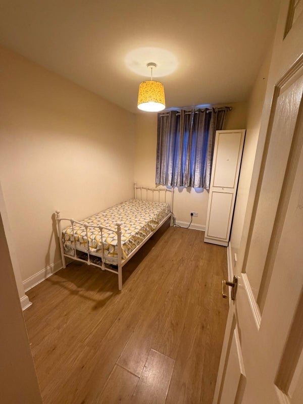 Room Golfhill Drive in Glasgow
