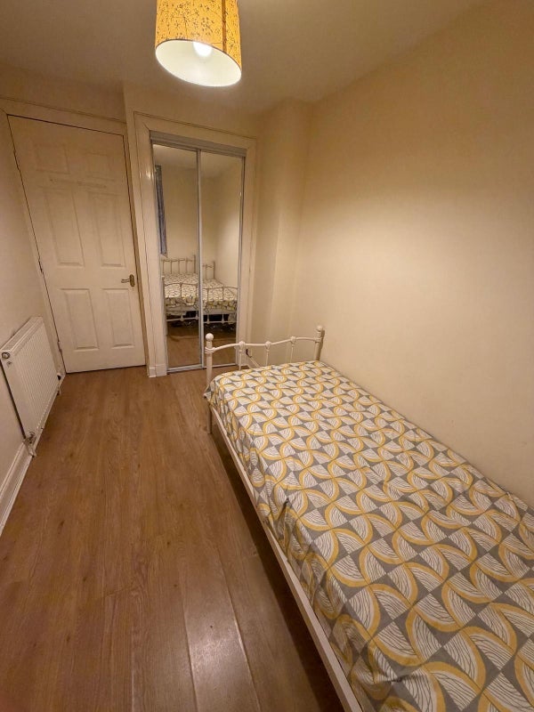 Room Golfhill Drive in Glasgow