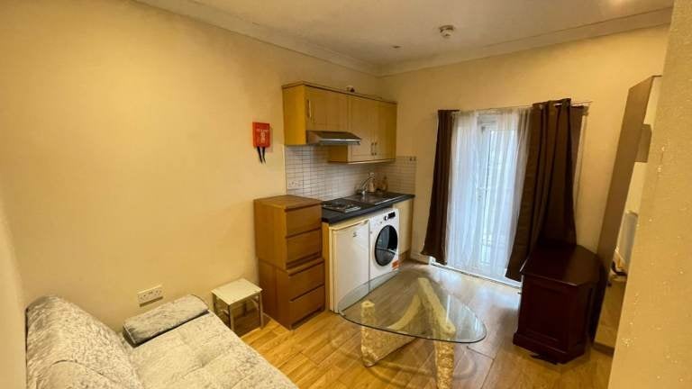 Flat Acton Lane in Greater London