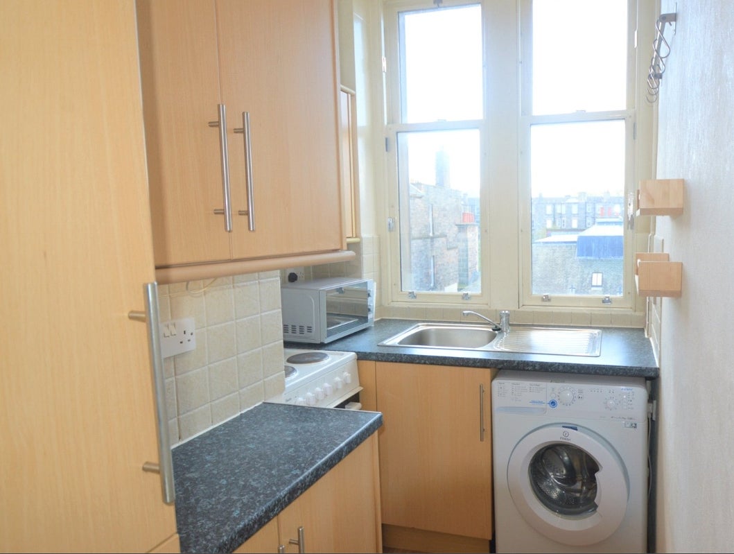 Flat Dalmeny Street in City of Edinburgh