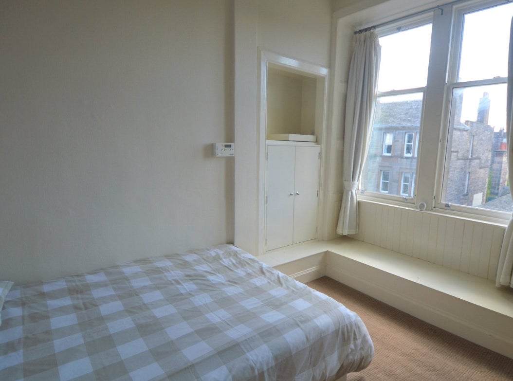 Flat Dalmeny Street in City of Edinburgh