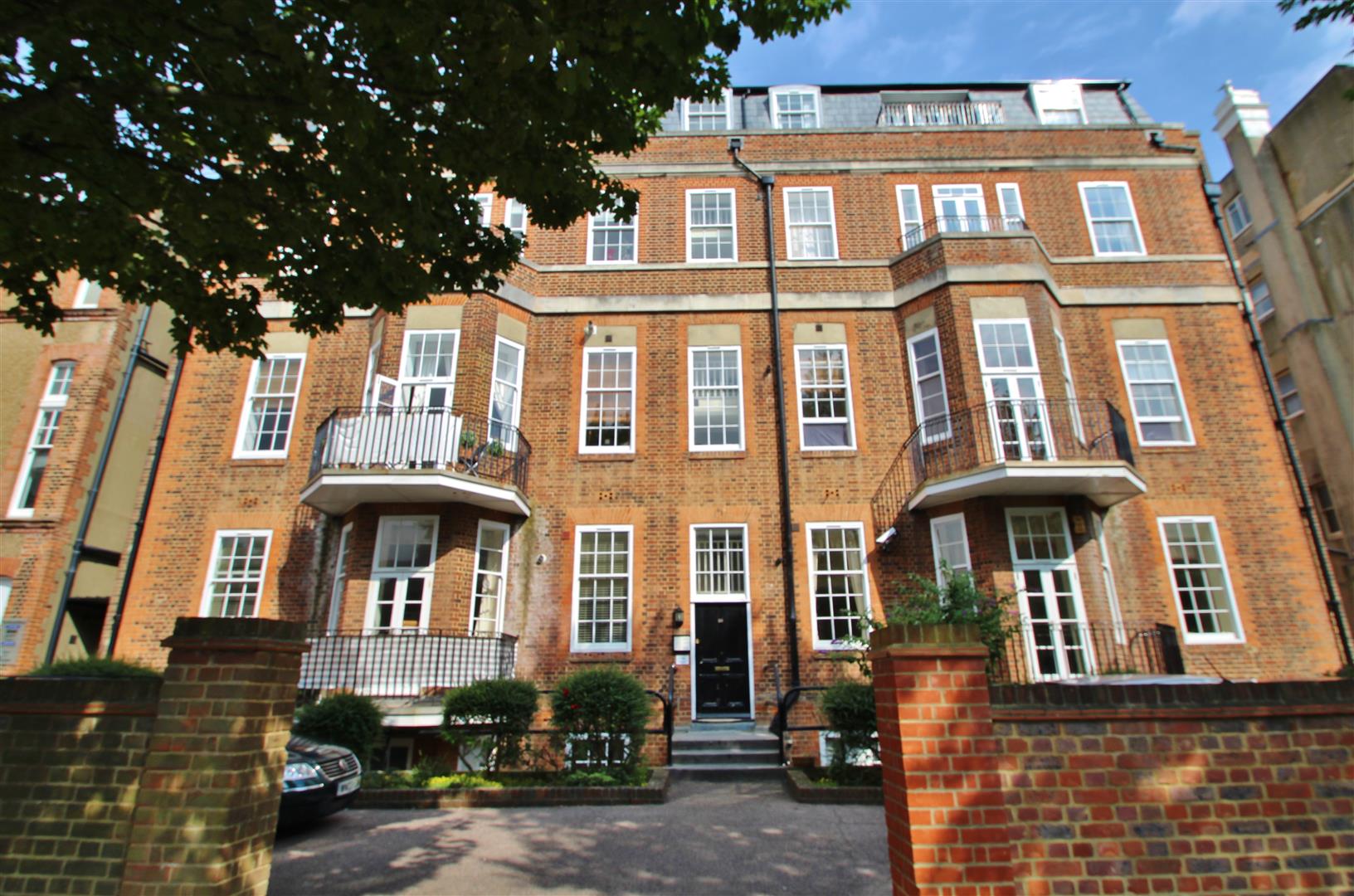 Flat Rochester Gardens in Hove