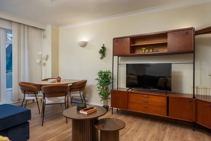 Flat Fairfax Road in Greater London