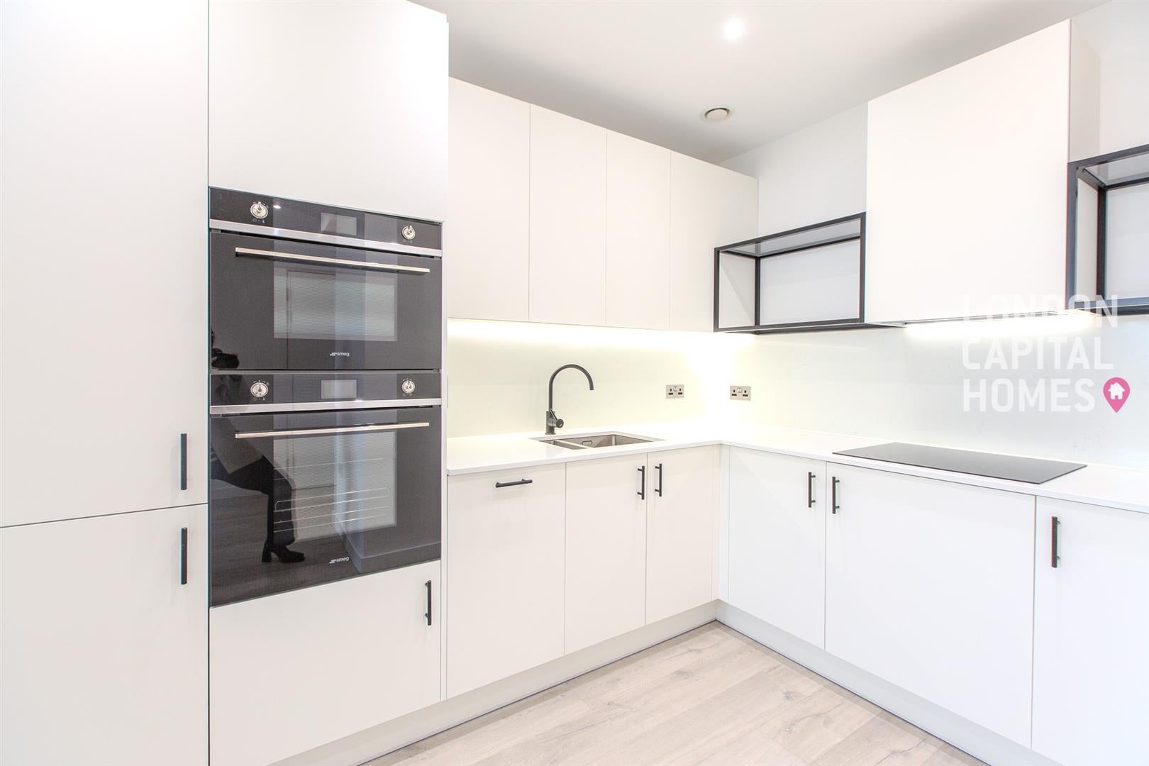 Flat Coster Avenue in Greater London