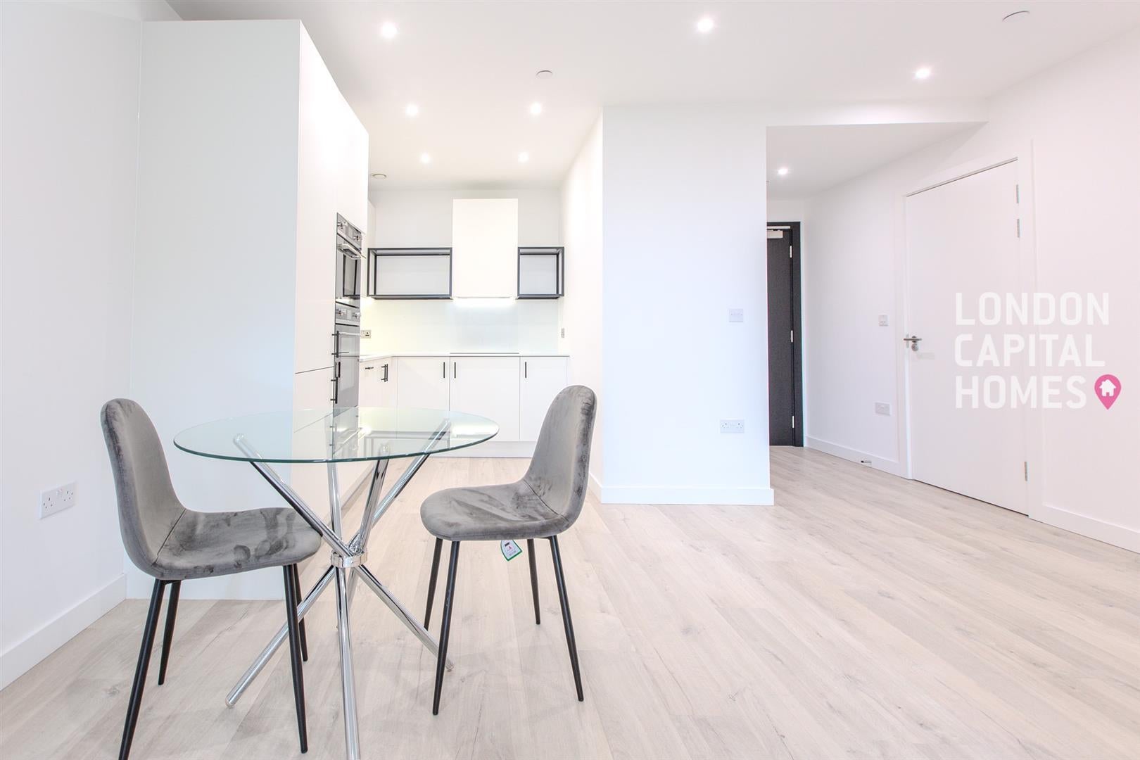 Flat Coster Avenue in Greater London