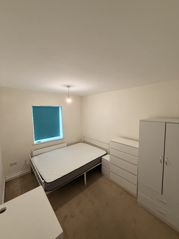 Room Manor Court in Greater London