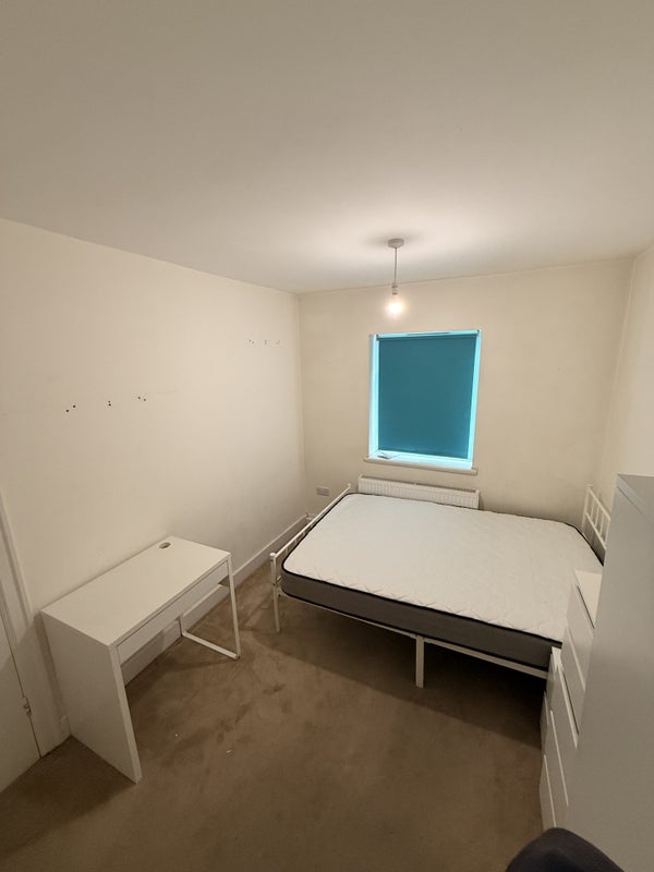 Room Manor Court in Greater London