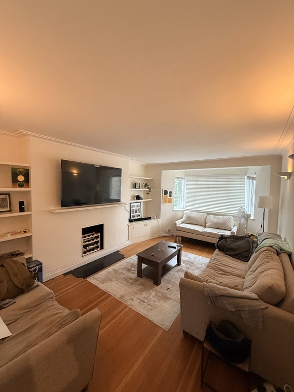 Room Manor Court in Greater London