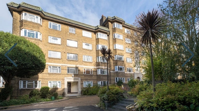 Room Manor Court in Greater London