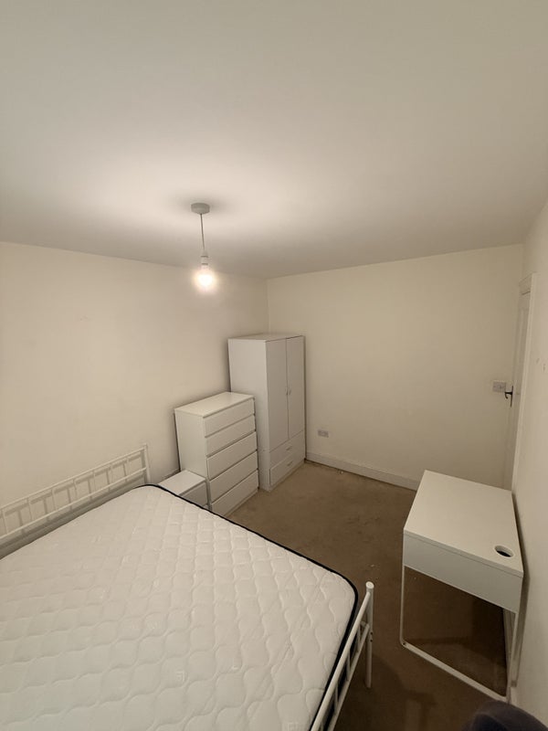 Room Manor Court in Greater London