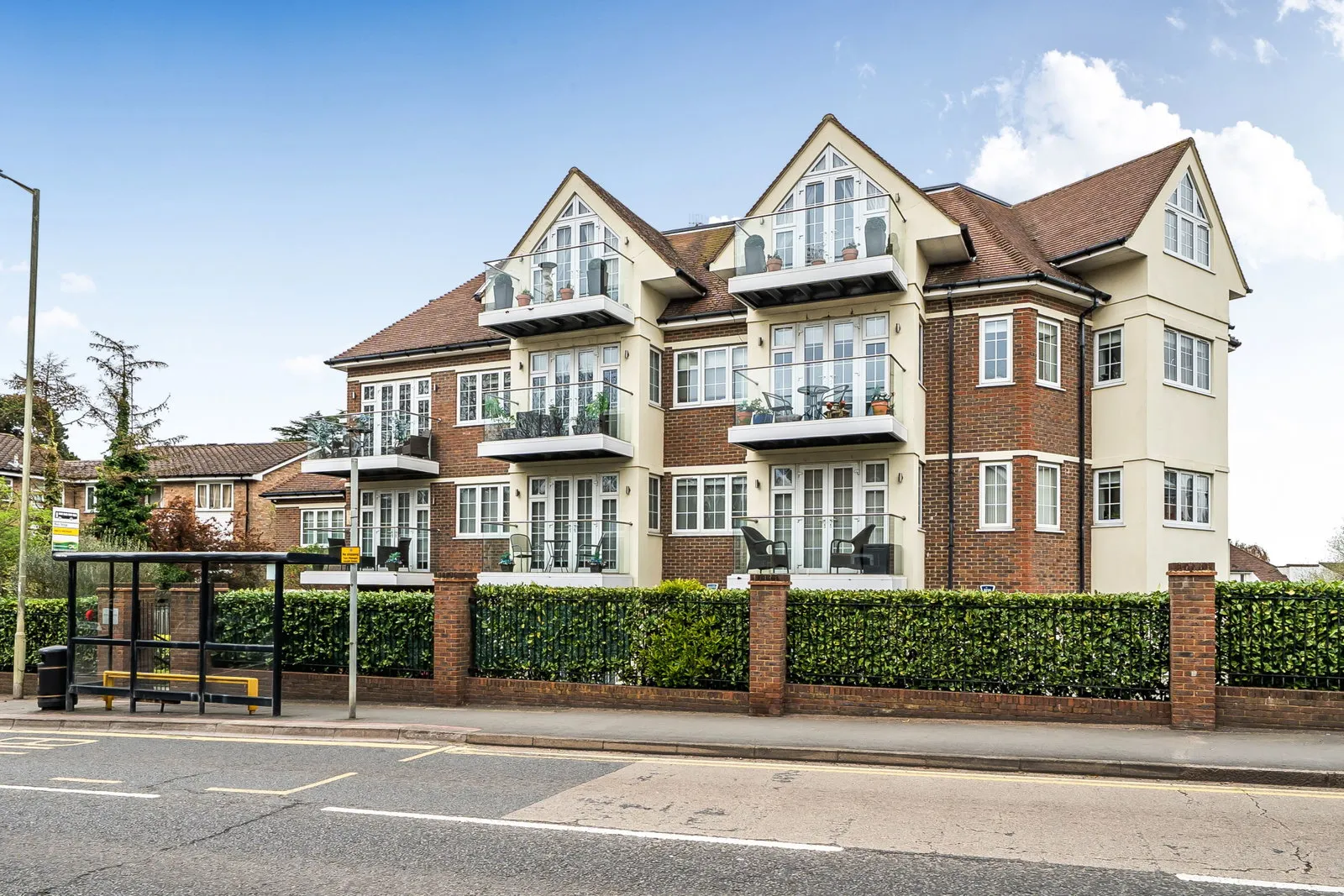Flat Ashfield Avenue in Hertsmere