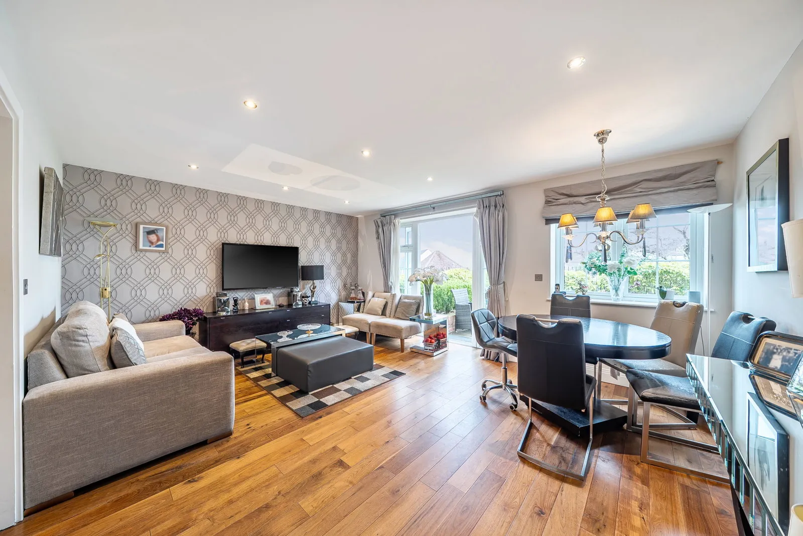 Flat Ashfield Avenue in Hertsmere