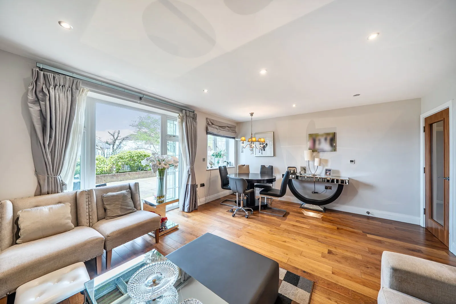 Flat Ashfield Avenue in Hertsmere