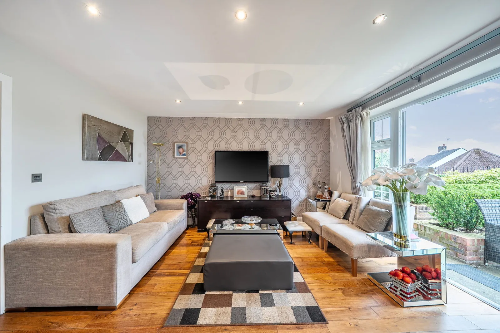 Flat Ashfield Avenue in Hertsmere