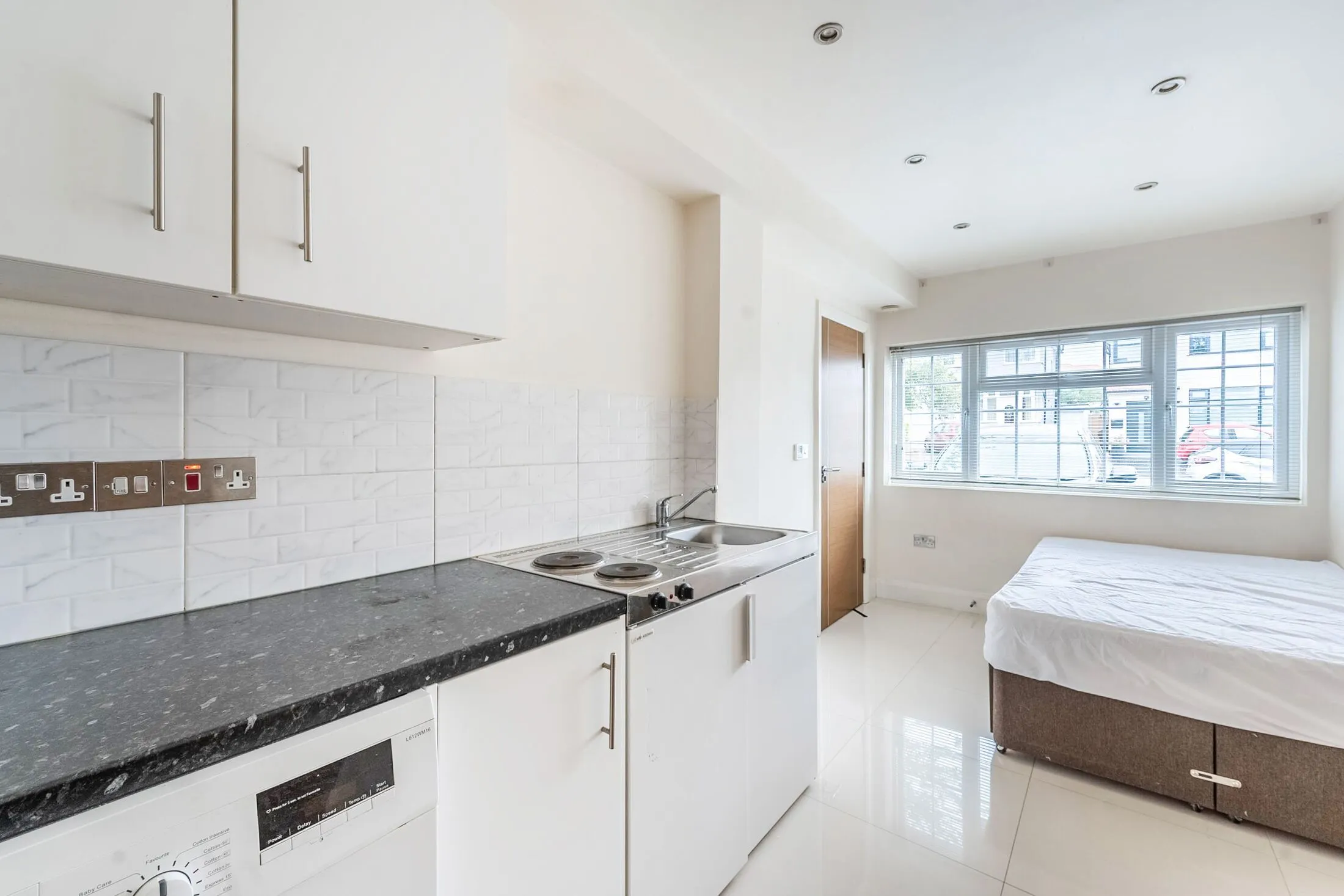 Flat Curzon Avenue in Greater London