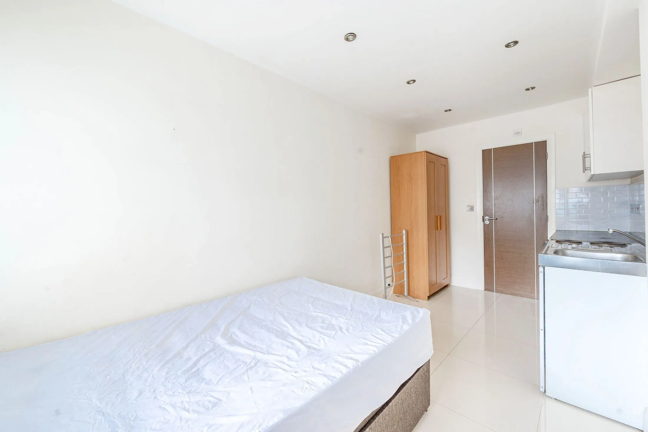 Flat Curzon Avenue in Greater London