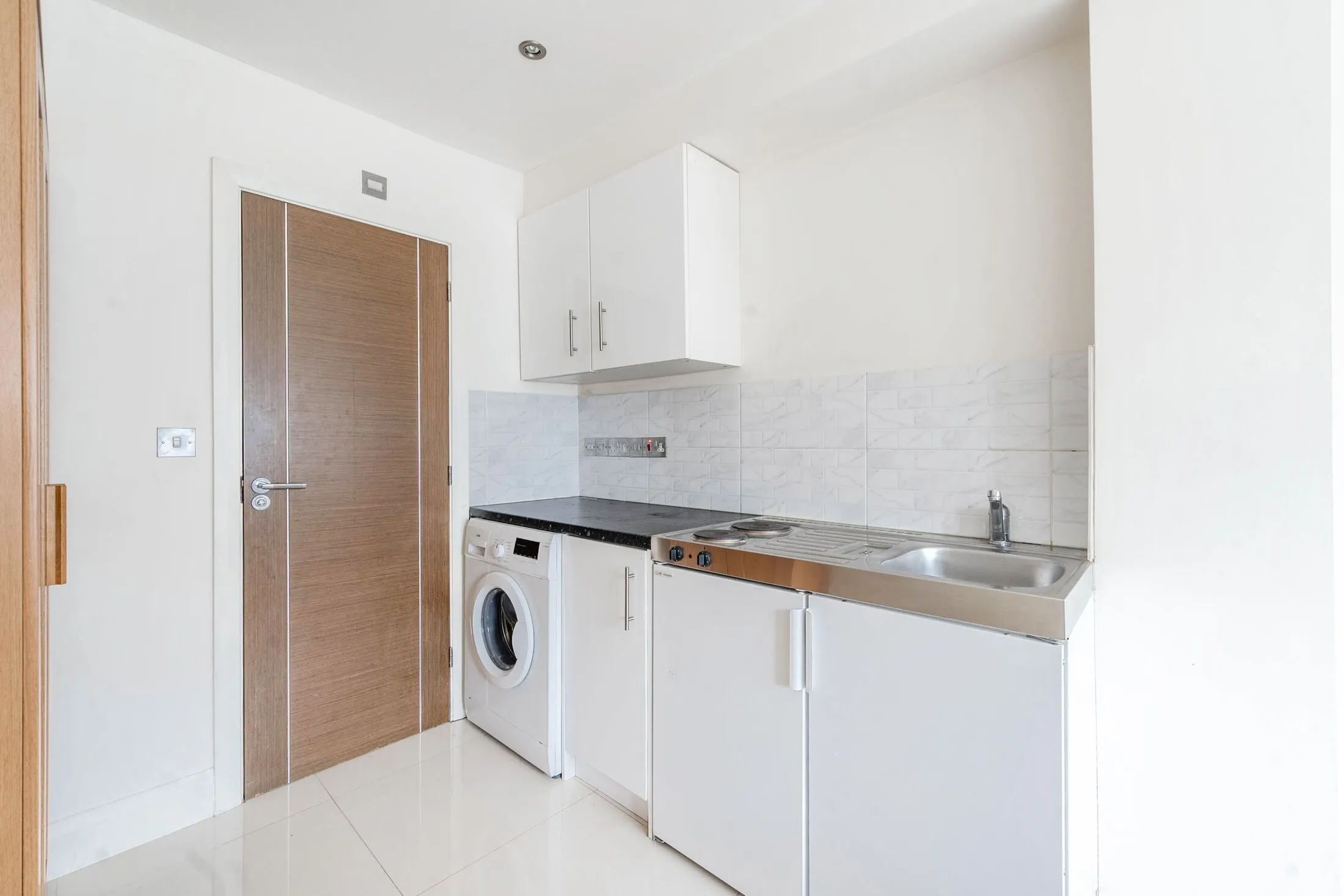Flat Curzon Avenue in Greater London