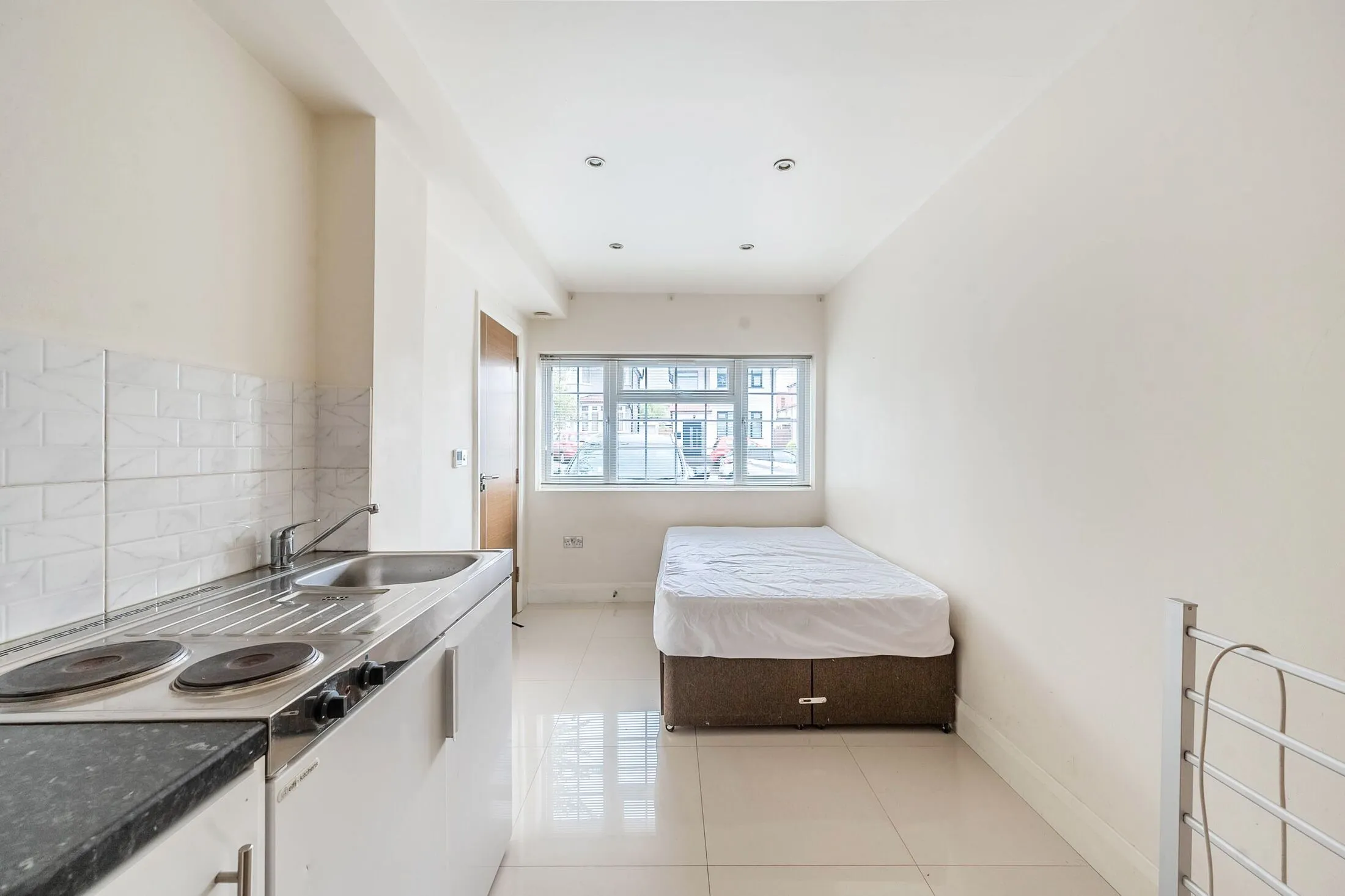 Flat Curzon Avenue in Greater London