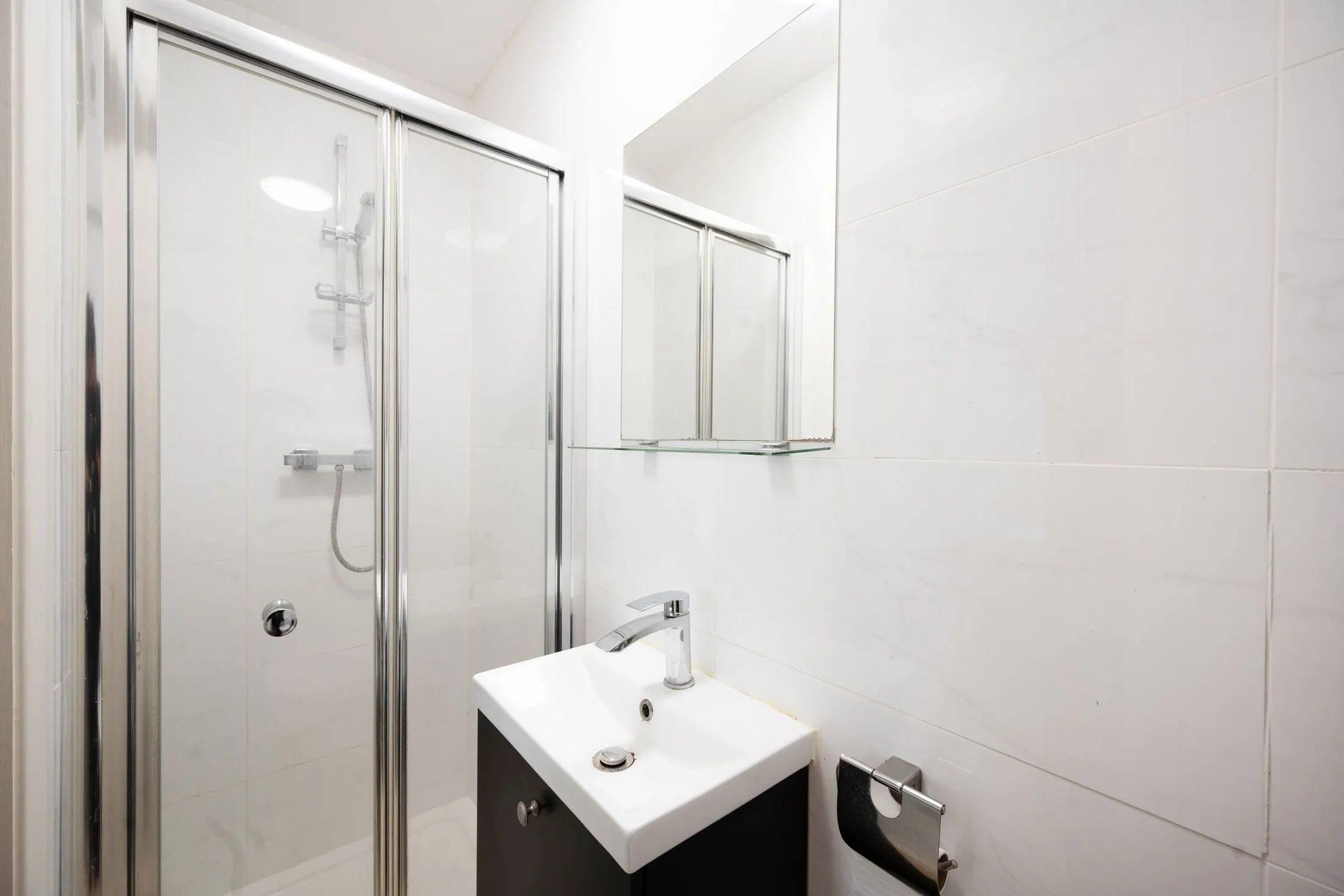 Flat Curzon Avenue in Greater London