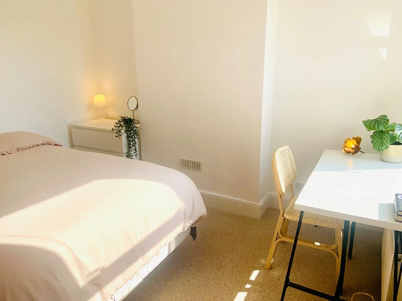 Flat Roundwood Road in Greater London