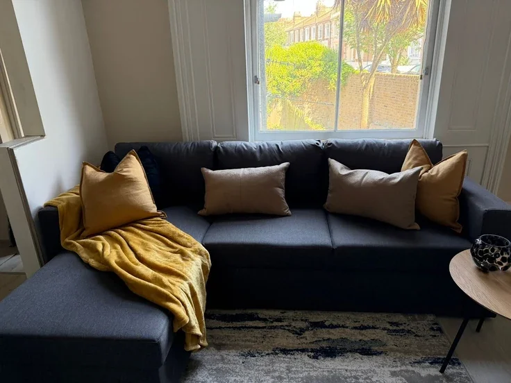 Flat Askew Crescent in Greater London