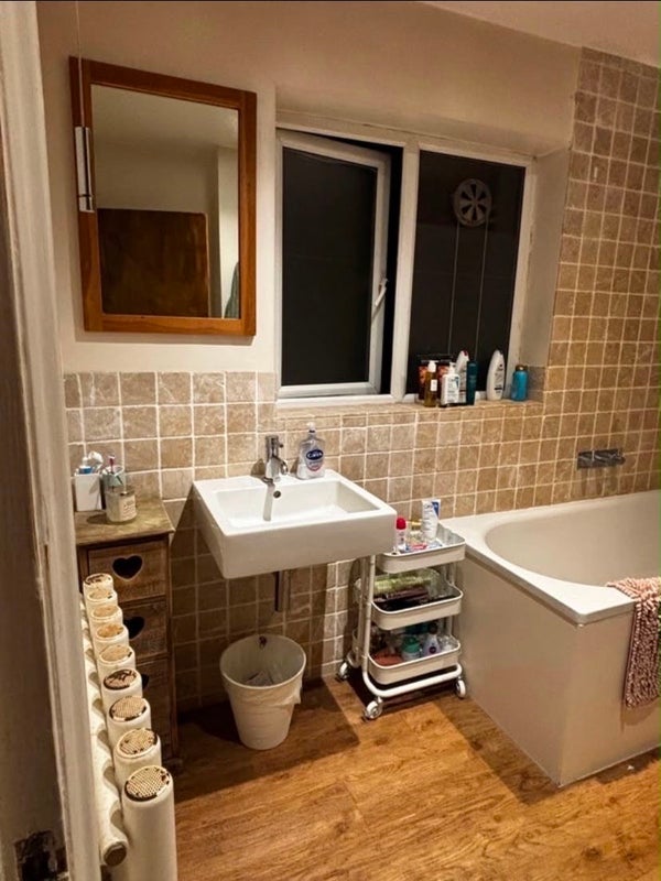 Flat Caxton Road in Greater London