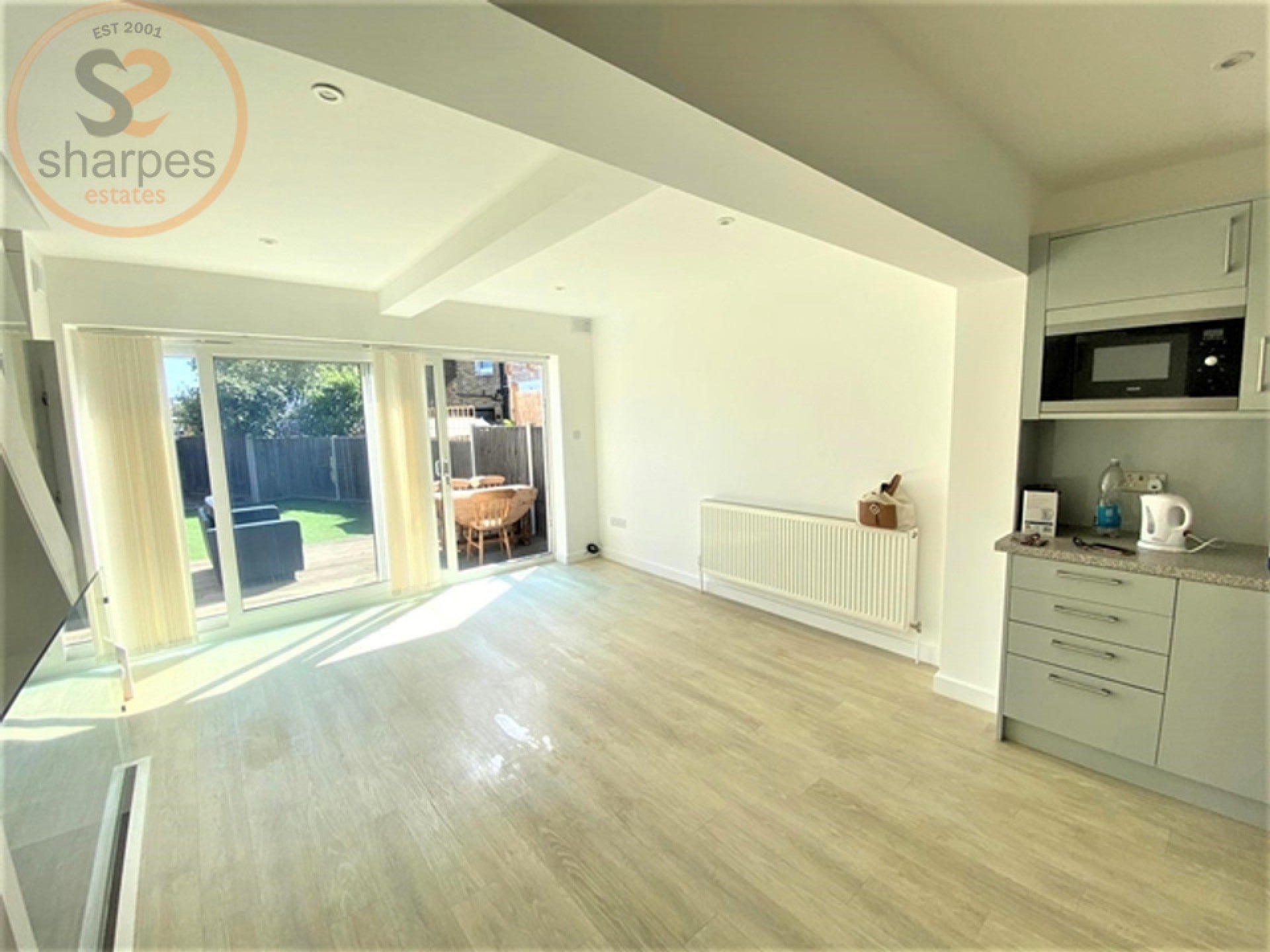 Flat Caxton Road in Greater London
