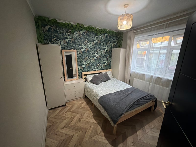 Room Enfield Avenue in Poole