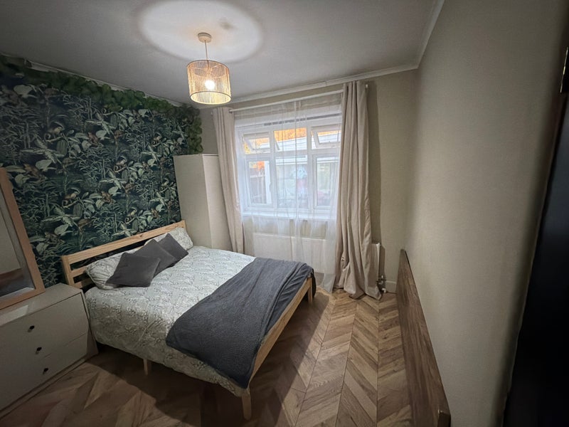Room Enfield Avenue in Poole