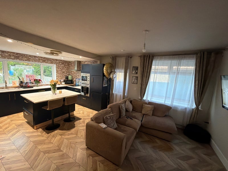 Room Enfield Avenue in Poole