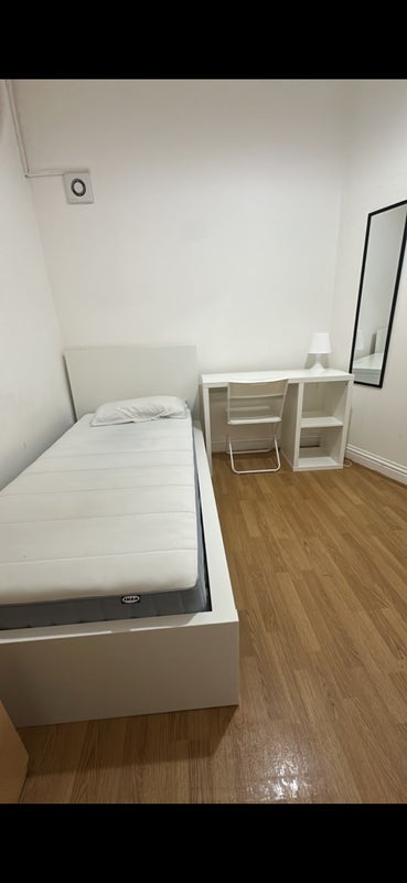 Room Carlton Road in Greater London