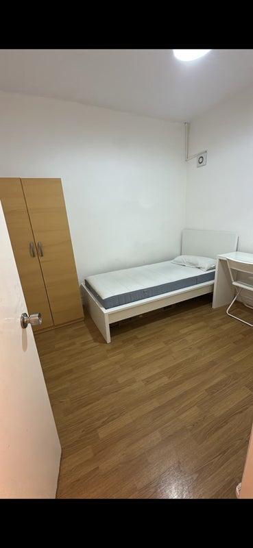 Room Carlton Road in Greater London