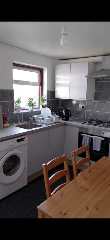 Room Carlton Road in Greater London