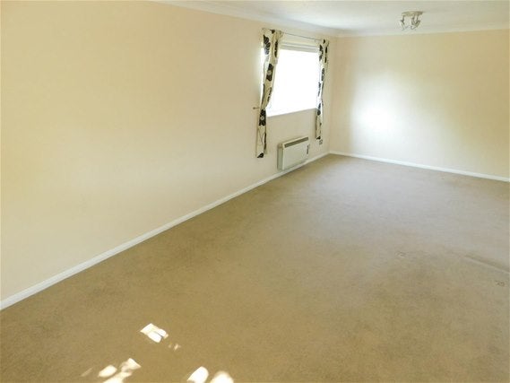 Flat Berrylands Road in Greater London
